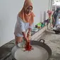 Ibu-ibu Dharma Wanita BPBD Sumbar memasak rendang untuk korban gempa Cinajur. (Liputan6.com/ Novia Harlina)
