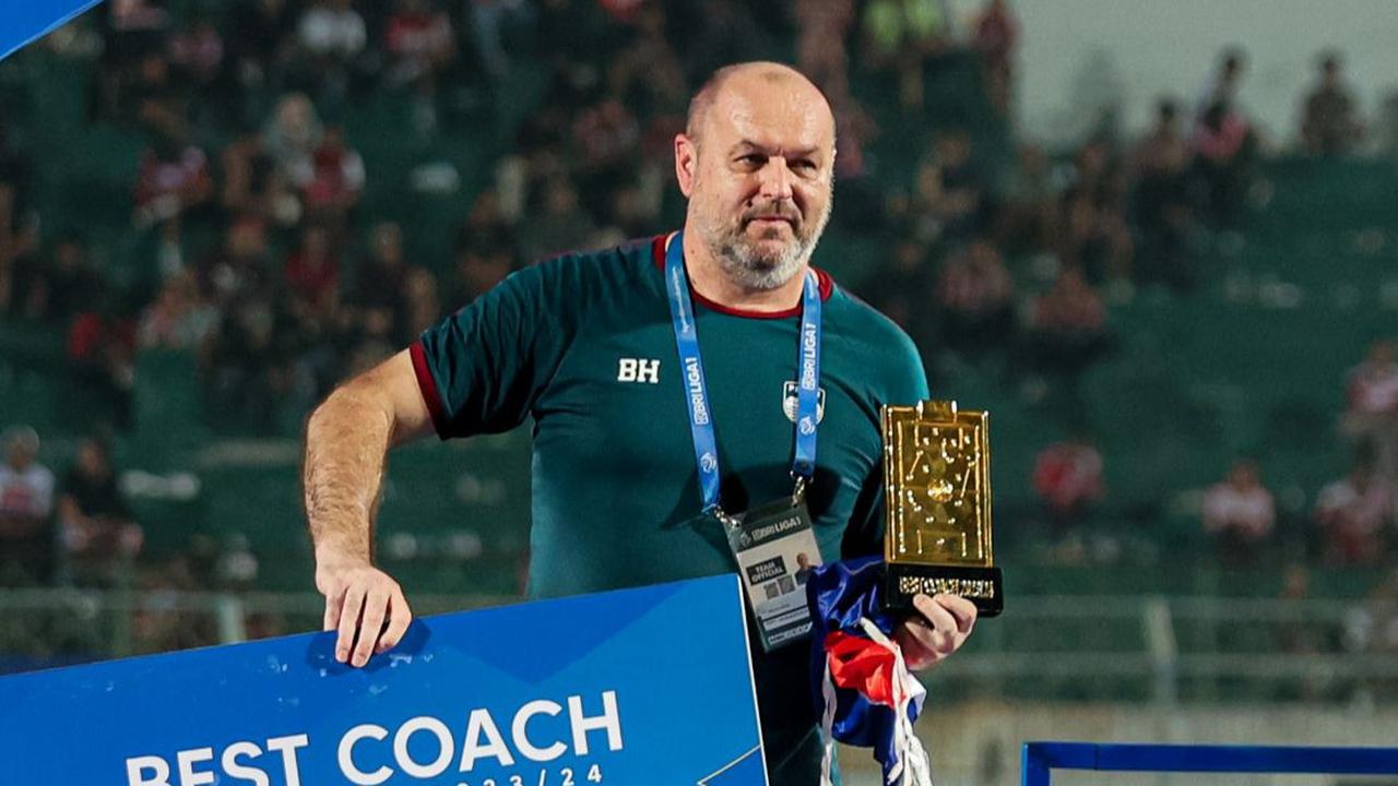 Pelatih Persib, Bojan Hodak meraih penghargaan sebagai Pelatih Terbaik setelah sukses membawa timnya juara. Foto: Bola.com/Bagaskara Lazuardi