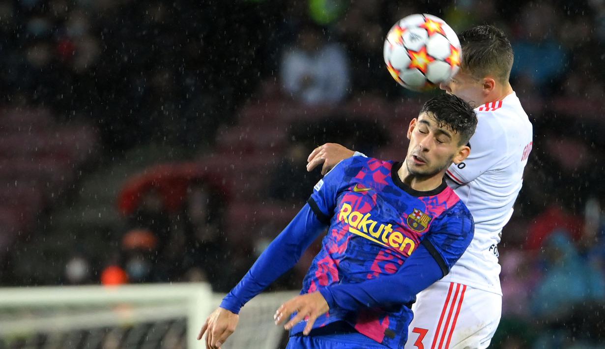 Barcelona hampir membuka keunggulan pada menit ke-42 lewat Yusuf Demir. Sayangnya, tembakan melengkungnya masih membentur tiang gawang. Skor imbang 0-0 tak berubah hingga waktu turun minum. (AFP/ Lluis Gene)