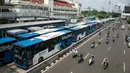 Puluhan Bus Transjakarta mogok kerja mengantarkan penumpang di Halte Harmoni, Jakarta (12/6). Para supir menuntut penghapusan kontrak yang bertahun-tahun serta meminta pengangkatan karyawan tetap. (Liputan6.com/Gempur M Surya)