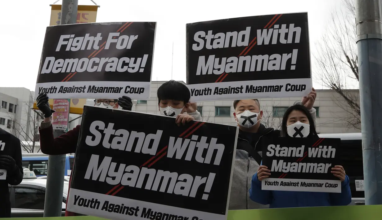 Anggota kelompok pemuda membawa poster selama unjuk rasa di dekat kedutaan Myanmar di Seoul, Korea Selatan, Jumat (5/2/2021). Mereka menentang kudeta militer dan mendukung demokrasi Myanmar. (AP Photo/Lee Jin-man)