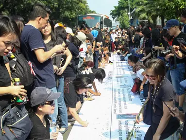 Para pendukung Ahok membubuhkan tandatangan saat aksi di depan Balaikota, Jakarta, Sabtu (13/5). Massa pendukung Ahok menggelar aksi pengumpulan KTP untuk membebaskan Ahok dari jeratan vonis dua tahun penjara. (Liputan6.com/Yoppy Renato)