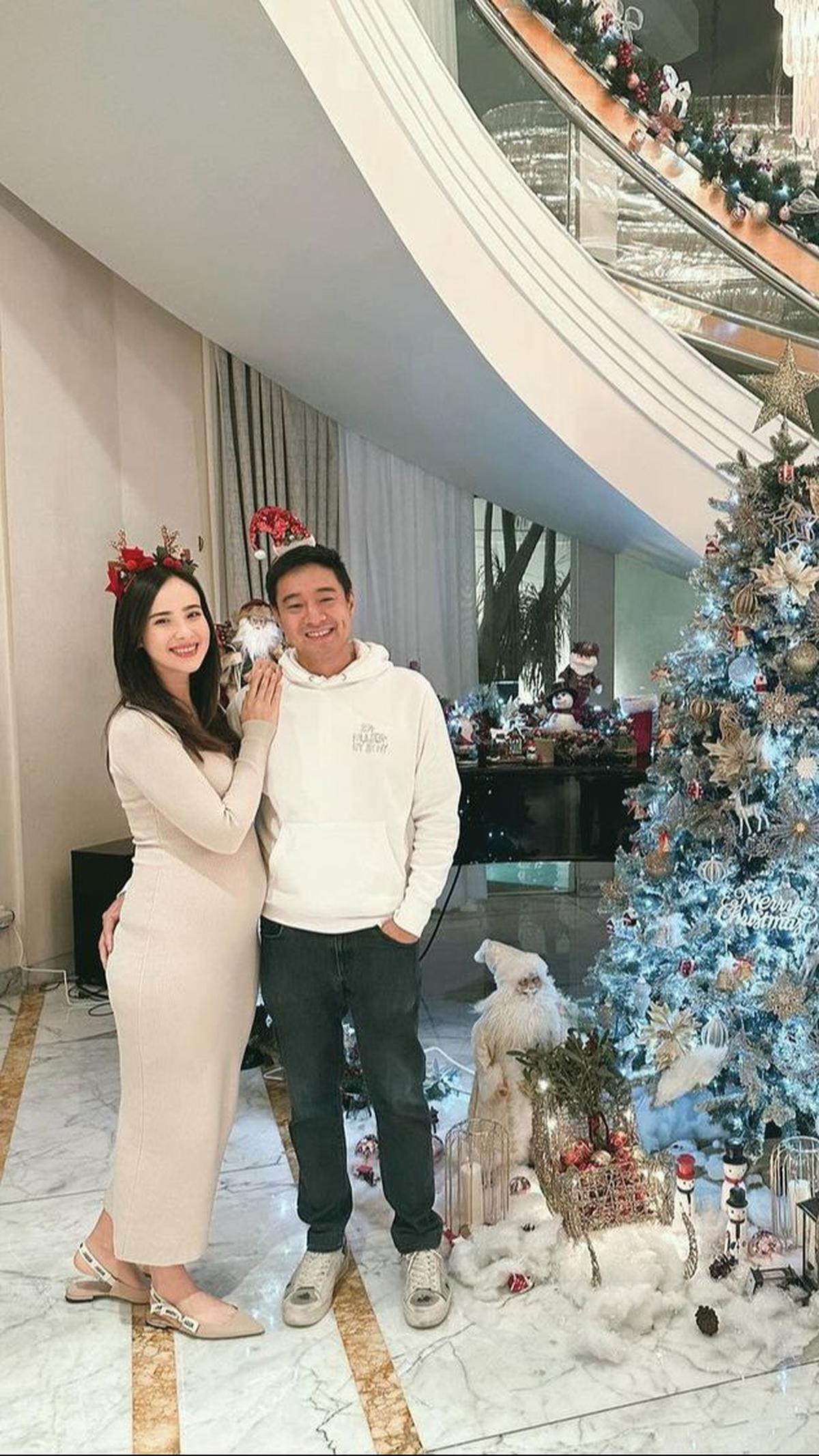 Aura kecantikan Pamela Bowie semakin bersinar selama masa kehamilan, sungguh menjadi definisi sejati dari 'pregnancy glow'!<br>