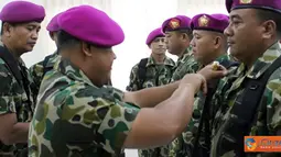 Citizen6, Surabaya: Komandan Resimen Kavaleri-1 Marinir Kolonel Marinir Sarjito memimpin sertijab Wadanmenkav-1 Mar dan Pasops Menkav-1 Mar di ruang rapat Mako Menkav-1 Mar Semarung Ujung Surabaya, Jumat (1/6). (Pengirim: Budi Abdillah)