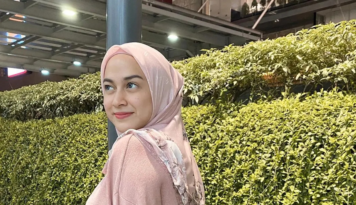 Kenakan hijab berwarna pink, pesona Nina Zatulini kian terpancar. Wajah bintang sinetron Arti Sahabat ini makin terlihat cerah dalam balutan hijab berwarna merah muda. Tampil bak cewek kue dengan outfit berwarna, Nina Zatulini tidak terlihat seperti ibu yang sudah dikaruniai tiga anak. (Liputan6.com/IG/@ninazatulini22)