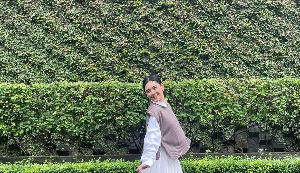 Ziva Magnolya tampil manis dan playful di potret ini. Ia memadukan pleated mini skirt dan kemeja putih lengkap dengan vest berwarna cokelat. [instagram/zivamagnolya]