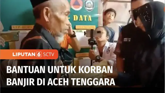 Menteri Sosial, Tri Rismaharini, meninjau masyarakat yang terdampak banjir di Aceh Tenggara, Aceh, Selasa (8/11) petang. Mensos juga menyerahkan bantuan kepada korban banjir.