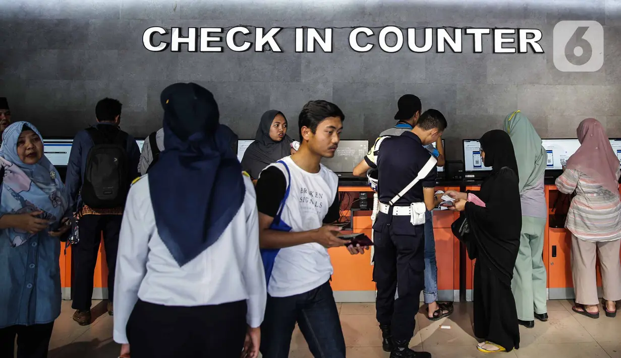 Calon penumpang check in mandiri di Stasiun Pasar Senen, Jakarta, Jumat (20/12/2019). PT KAI Daop I Jakarta akan mengoperasikan 13 kereta tambahan jarak jauh untuk mengantisipasi lonjakan penumpang jelang Natal dan Tahun Baru. (Liputan6.com/Faizal Fanani)