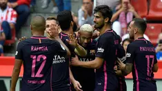 Para pemain Barcelona merayakan gol yang dicetak Neymar (tengah) saat melawan Sporting Gijon pada lanjutan La Liga Spanyol di Stadion El Molinon, Gijon, Sabtu (24/9/2016) WIB. (REUTERS/Eloy Alonso)