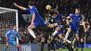 Duel pemain Chelsea, Marcos Alonso (tengah) dan pemain Brighton pada laga Premier League di Stamford Bridge, London, (26/12/2017). Chelsea menang 2-0. (AFP/Ben Stansall)