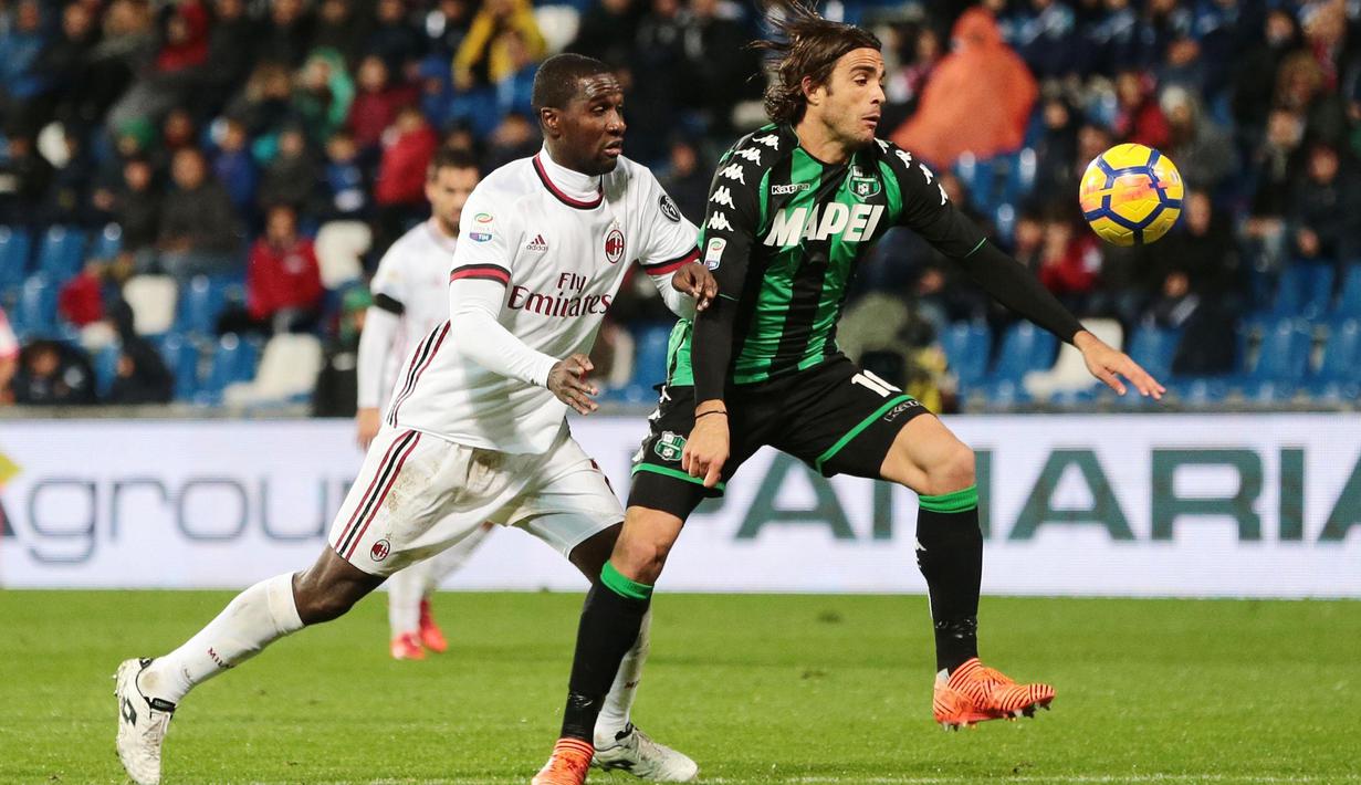 Pemain AC Milan, Cristian Zapata (kiri) berusaha merebut bola dari pemain Sassuolo, Alessandro Matri pada lanjutan Serie A di Mapei Stadium, Reggio Emilia, Italia, (5/11/2017). Milan menang 2-0. (Elisabetta Baracchi/ANSA via AP)