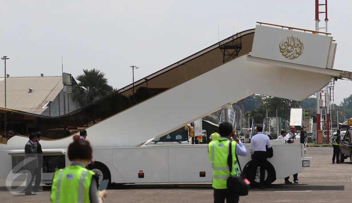 Penampakan eskalator pribadi yang diboyong dari Arab Saudi, di appron Bandara Halim Perdana Kusuma, Jakarta, Rabu (1/3). Eskalator pribadi milik Raja Salman bin Abdulaziz al-Saud itu sudah tiba sejak tanggal 22 Februari 2017. (Liputan6.com/Fery Pradolo)