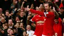 Gelandang Manchester United, Juan Mata (kiri) merayakan selebrasi bersama Ashley Young usai  mencetak gol saat Laga Liga Premier Inggris di Old Trafford, Minggu (12/4/2015). Manchester United menang 4-2 atas City. (Reuters/Jason Cairnduff)