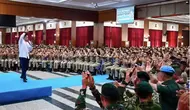 Seskab Teddy Tekankan Kepemimpinan Berintegritas ke Taruna Akmil