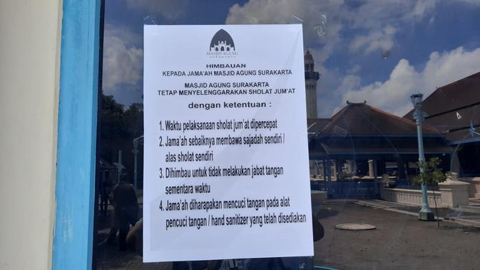 Pengumuman pelaksanakaan ibadah salat Jumat di Masjid Agung Solo, Jumat (20/3).(Liputan6.cim/Fajar Abrori)