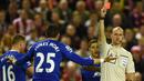 Wasit Bobby Madley (kanan) memberikan kartu merah kepada pemain Everton, Ramiro Funes Mori pada lanjutan Liga Inggris di Stadion Anfield, Liverpool, Kamis (21/4/2016) dini hari WIB. (AFP/Paul Ellis)