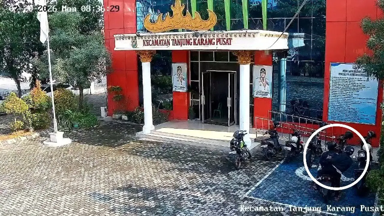 Tangkapan layar rekaman CCTV pelaku curanmor menodongkan senjata api ke arah pegawai yang mengejarnya. (Dok. Istimewa).