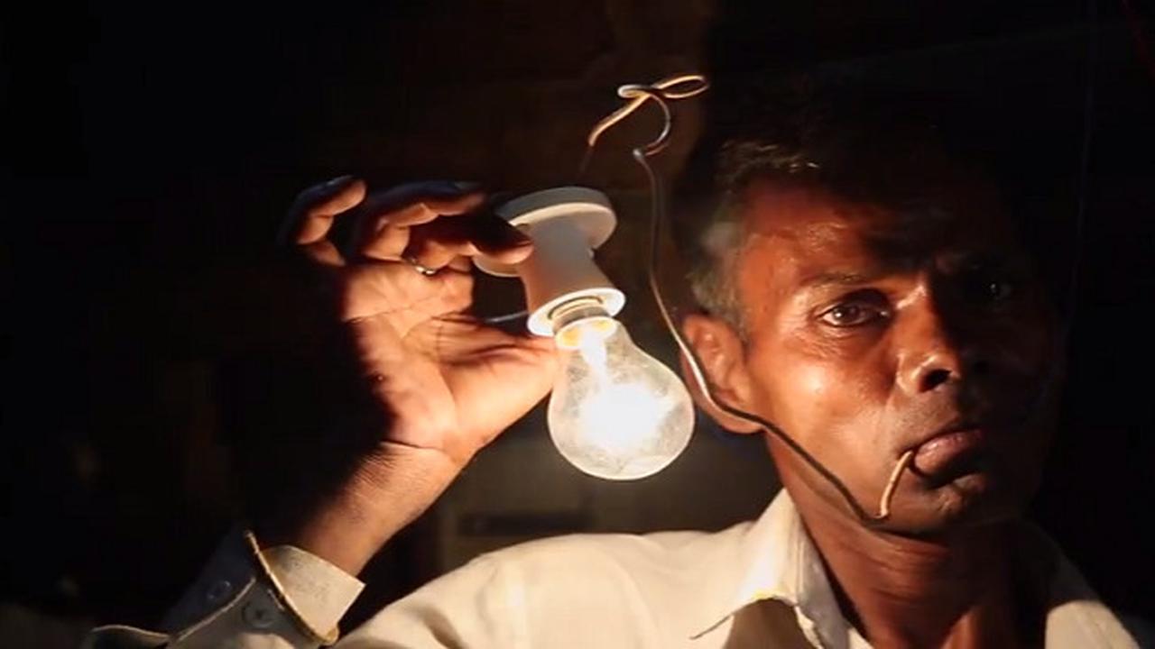 Pria Makan Listrik 2