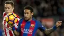 Penyerang Barcelona, Neymar, berebut bola dengan bek Sporting, Juan Rodriguez. Dalam pertandingan ini Barca memiliki 14 kali kesempatan membobol gawang Sporting. (EPA/Quique Garcia)