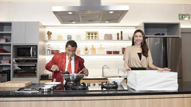 Hotman Paris Hutapea bersama Nadia Purwoko memasak di Studio Kreasi Sasa.