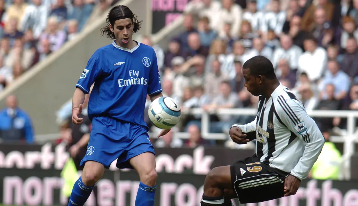 Tiago Mendes. Eks gelandang tengah Portugal beruia 41 tahun yang telah pensiun pada Juli 2017 bersama Atletico Madrid ini menjadi pelopor kepindahan pemain asal Benfica ke Chelsea pada awal musim 2004/2005. Ia dilepas Benfica ke Chelses dengan nilai transfer 15 juta euro dan hanya bertahan selama satu musim. Bersama Chelsea ia total tampil dalam 52 laga di semua ajang dengan torehan 4 gol dan 3 assist, serta mampu merebut 3 trofi yaitu Premier League 2004/2005, Piala Liga 2004/2005 dan Community Shield 2005. (AFP/Paul Barker)