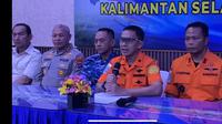 Direktur Operasi Basarnas Laksamana Pertama TNI Yudhi Bramantyo, saat konferensi pers di Posko Gabungan Operasi SAR Bandara Syamsudin Noor Banjarbaru. (Liputan6.com/ Aslam Mahfuz)