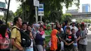 Warga menunggu kedatangan Bus City Tour Jakarta di halte Masjid Istiqlal, Jakarta, Sabut (26/12/2015). Sejumlah warga memanfaatkan waktu Libur berkeliling Jakarta dengan Bus City Tour. (Liputan6.com/Yoppy Renato)