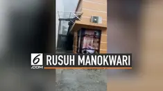 Seorang warganet mengunggah rekaman situasi terkini gedung DPRD Manokwari yang dirusak. Gedung DPRD kemudian dibakar oleh warga.