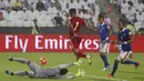 Pemain UAE, Ali Ahmed Mabkhout membobol gawang Malaysia pada laga Kualifikasi Piala Dunia 2018 di Abu Dhabi, UAE, Kamis (3/9/2015). Pada laga itu Malaysia kalah 0-10. (AFP/Karim Sahib)
