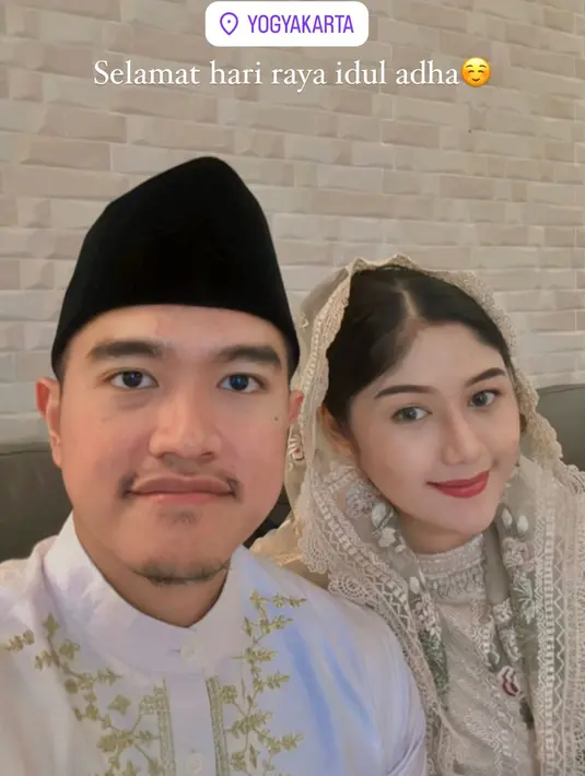 Erina Gudono dan Kaesang Pangarep terlihat serasi dengan busana muslim nuansa putih cokelat. Erina Gudono terlihat kenakan kaftan dan kerudung lace cokelat. Sedangkan Kaesang kenakan baju koko putih dengan bordir emas. [@erinagudono]