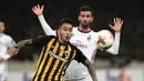 Pemain AEK Athens, Sergio Araujo merebut bola dari pemain AC Milan, Mateo Musacchio dalam laga lanjutan Grup D Liga Europa di Stadion Athens Olympic, Jumat (3/11). Tandang ke markas AEK, Milan hanya meraih hasil imbang 0-0. (AP/Petros Giannakouris)