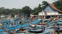 Ratusan nelayan Cipatujah, Tasikmalaya berunjuk rasa ke kantor salah satu jasa keuangan, mereka mendesak agar perusahaan ini mengembalikan mobil yang disita.