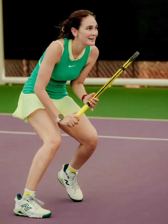 Luna Maya Kembali Main Tenis, Tampil Fresh dengan Outfit Serba Hijau ala E-Commerce