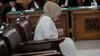 Terdakwa kasus penyebaran hoaks Ratna Sarumpaet memegang tasbih sambil menyimak pembacaan putusan dalam sidang di PN Jakarta Selatan, Kamis (11/7/2019). Majelis hakim memvonis Ratna dengan hukuman 2 tahun penjara atas kasus penyebaran berita bohong yang menjeratnya. (Liputan6.com/Faizal Fanani)