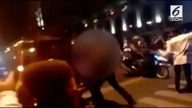 Rekaman video seorang pengendara motor gede menganiaya pria, ini diduga akibat tabrakan kedua kendaraan.