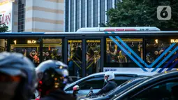 Suasana trotoar di Kawasan Sudirman, Jakarta, Senin (8/6/2020). Aktivitas perkantoran di Ibu Kota kembali beroperasi pada Senin (8/6) seiring penerapan Pembatasan Sosial Berskala Besar (PSBB) transisi. (Liputan6.com/Faizal Fanani)