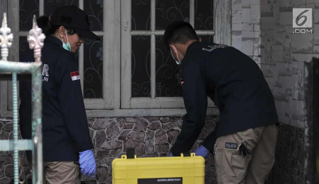 Petugas kepolisian mengamankan barang bukti di rumah terduga teroris di Jalan Belibis V, Semper Barat, Cilincing, Jakarta, Senin (23/9/2019). Menurut Karo Penmas Divisi Humas Polri Brigjen Dedi Prasety  terduga teroris tersebut berafiliasi dengan kelompok JAD Bekasi. (merdeka.com/Iqbal S. Nugroho)