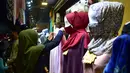 Anggota komunitas muslim mengenakan masker di tengah kekhawatiran akan penyebaran virus corona COVID-19 di Provinsi Narathiwat, Thailand, Rabu (20/5/2020). Idul Fitri akan dilalui umat muslim seluruh dunia di tengah pandemi virus corona COVID-19. (Madaree TOHLALA/AFP)