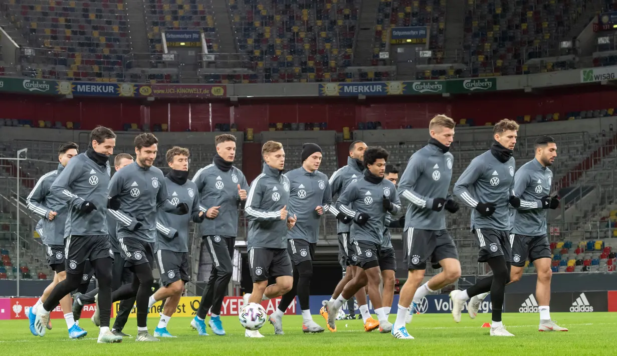 Para pemain Jerman melakukan pemanasan selama sesi latihan di Duesseldorf, Jerman Barat (12/11/2019). Jerman akan bertanding melawan Belarus pada Grup C Kualifikasi Piala Eropa 2020 pada 17 November 2019 di Borussia-Park. (AFP Photo/Bernd Thissen)