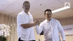 Komisaris Utama PT Garuda Indonesia Tbk Triawan Munaf (kanan) berjabat tangan dengan Direktur Utama (Dirut) PT Garuda Indonesia (Persero) Tbk (GIAA) Irfan Setiaputra saat berkenalan kepada media di Jakarta, Jumat (24/1/2020). (Liputan6.com/Angga Yuniar)
