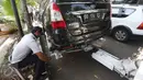 Petugas Dishub memasang alat derek ke kendaraan yang parkir liar di kawasan Pasar Baru, Jakarta, Kamis (7/1). Pemprov DKI berencana menaikan denda Rp 3 juta per hari terhadap kendaraan yang terjaring parkir liar. (Liputan6.com/Immanuel Antonius)