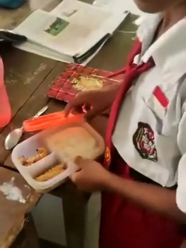 Bocah SD Bawa Bekal Ulat Sagu Goreng