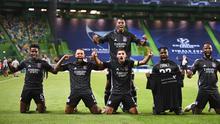 Skuat Lyon merayakan kemenangan atas Manchester City pada laga perempetan final Liga Champions, Minggu (16/8/2020). (Franck Fife/Pool Photo via AP)