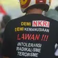 Seorang warga mengenakan kaus yang bertuliskan "Lawan Intoleransi, Radikalisme dan Terorisme" saat akan menghadiri Rembuk Nasional Aktivis 98 di JIExpo Kemayoran, Jakarta, Jakarta, Sabtu (7/7). (Merdeka.com/Imam Buhori)