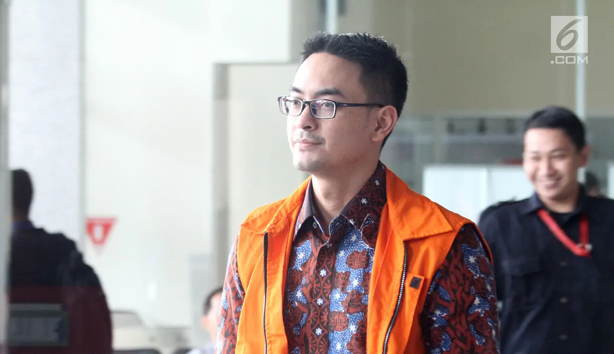 Ekspresi Gubernur Jambi nonaktif Zumi Zola usai menjalani pemeriksaan di Gedung KPK, Jakarta, Rabu (11/7). Zumi Zola menjadi saksi dugaan penerimaan gratifikasi proyek-proyek Dinas PUPR Provinsi Jambi Tahun 2014-2017. (Liputan6.com/Herman Zakharia)