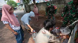 Petugas mendistribusikan air bersih kepada warga RW 05, Kelurahan Lenteng Agung, Jagakarsa, Jakarta Selatan, Selasa (22/9/2026). Penyaluran dilakukan untuk membantu memenuhi kebutuhan air bersih warga yang terdampak kekeringan. (KLY/Budy Santoso)