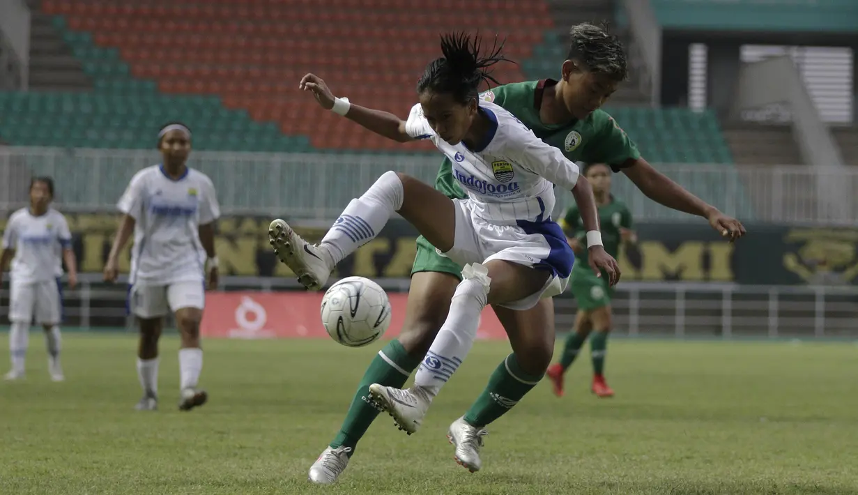 Gelandang Persib Bandung Putri, Pani Oktaviani, berebut bola dengan pemain PSS Sleman Putri pada laga Liga 1 Putri di Stadion Pakansari, Bogor, Sabtu (26/10). Persib Bandung Putri menang 3-0 atas PSS Sleman Putri. (Bola.com/Yoppy Renato)