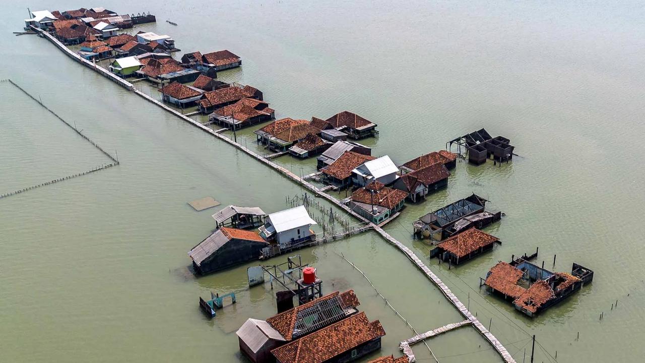 FOTO: Timbulsloko Bertahan di Tengah Rob yang Tak Kunjung Surut