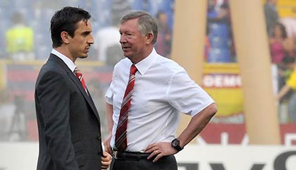 Manajer Manchester United, Sir Alex Ferguson (kanan) berbincang dengan bek Gary Neville jelang final Liga Champions menghadapi FC Barcelona pada 27 Mei 2009 di Stadio Olimpico, Rome. AFP PHOTO/CARL DE SOUZA