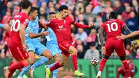 Gelandang Liverpool, Curtis Jones, berusaha melewati adangan pemain Manchester City, Rodrigo, dalam laga pekan ketujuh Liga Inggris di Anfield, Minggu (3/10/2021). Laga tersebut berakhir imbang 2-2. (PAUL ELLIS / AFP)